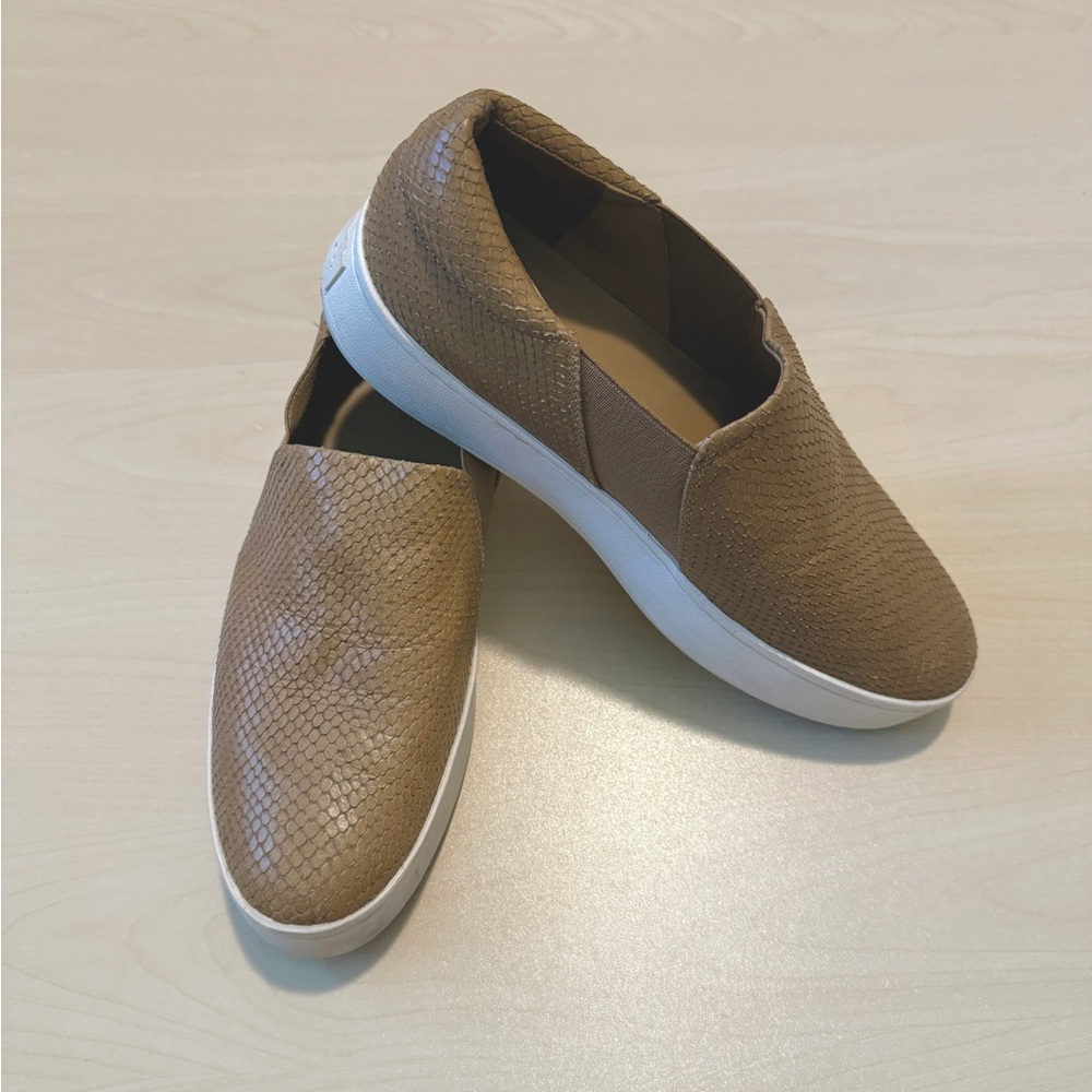 Sz 9.5 Vince Warren snakeskin slip ons